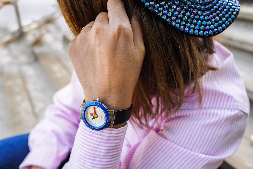Bên cạnh Apple Watch, người mua System 7.5 có thể chọn quà khuyến mãi thứ 2 là phần mềm Conflict Catcher 3 giúp xử lý xung đột khi chạy ứng dụng ngoài trên Macintosh. Poster quảng cáo của Apple in hình Conflict Catcher 3 và Apple Watch với dòng chữ "Nâng cấp lên System 7.5 hôm nay và nhận quà miễn phí".