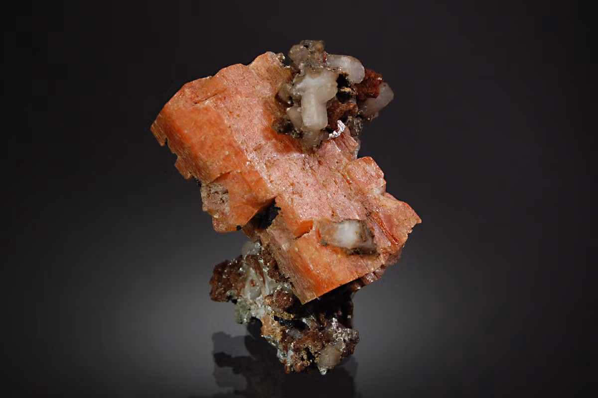 Serandite thuôc nhóm khoáng vật silicat mạch canxi chứa một lượng nhỏ các nguyên tố sắt, magiê, và mangan ở vị trí thay thế cho canxi. Đôi khi nó được sử dụng như đá quý.