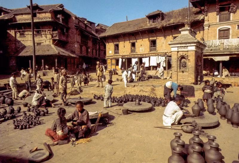 Các thợ gốm chế tác đồ gốm tại một quảng trường nhỏ ở thành phố Kathmandu.