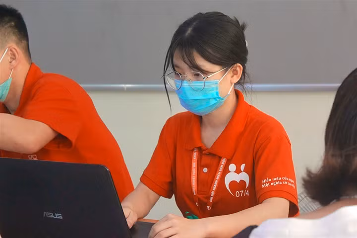 Sinh vien ngheo o Ha Noi chat chiu tung goi my tom ngay gian cach