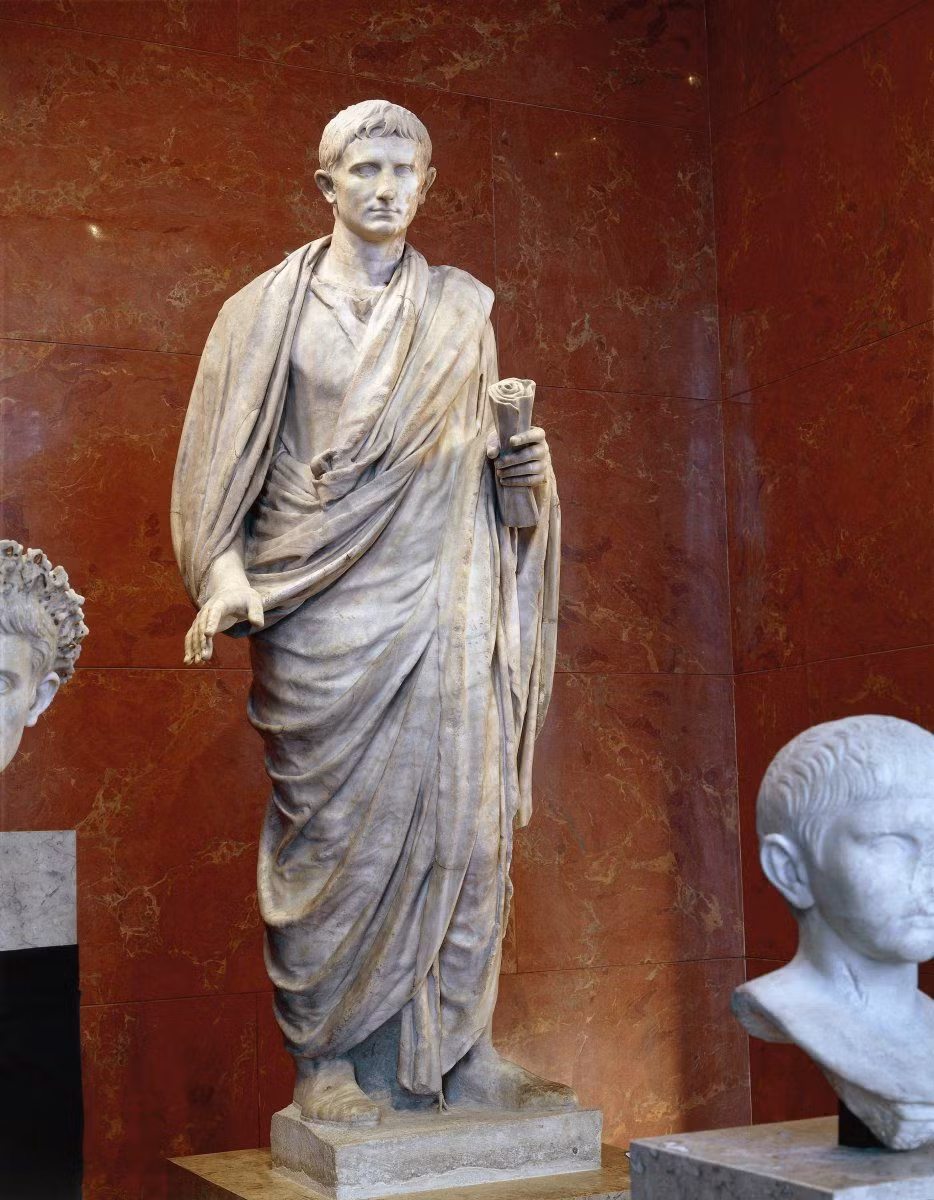 Ở trong nước, Augustus tiến hành một chương trình tái xây dựng và cải cách xã hội quy mô lớn. La Mã thay da đổi thịt với những công trình mới ấn tượng.