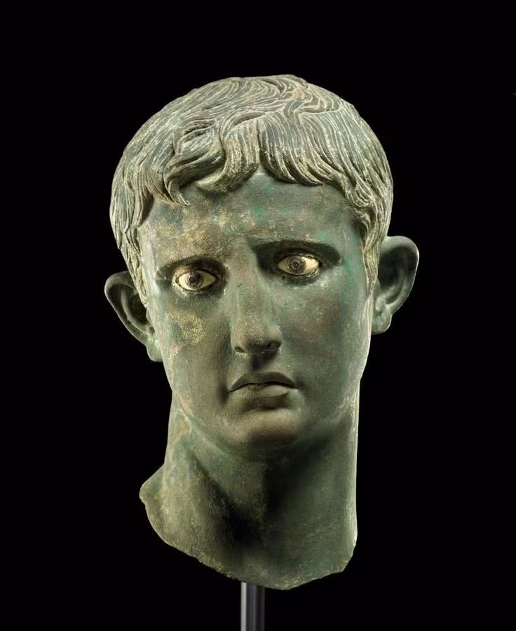 Là cháu của Julius Caesar, Octavius đã được chọn làm người thừa kế nhà độc tài nổi tiếng La Mã. Năm 43, Caesar bị ám sát, Octavius lên nắm quyền theo bản di chúc của người bác.