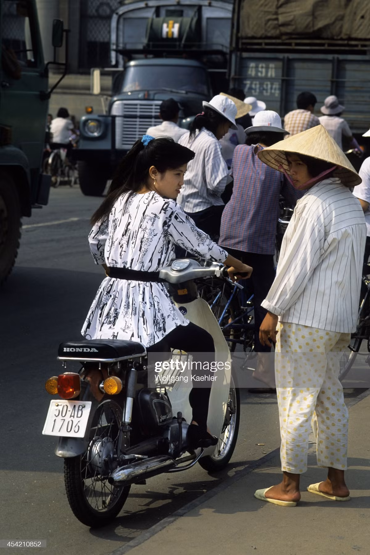 Cô gái Sài Gòn trên xe Honda Cub.