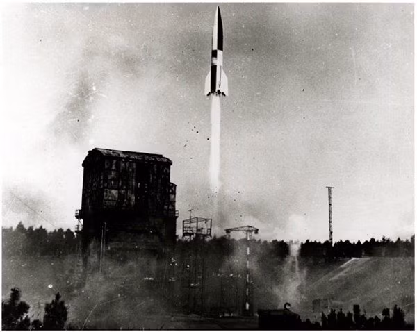 Tên lửa V-2 tham gia chiến trận lần đầu vào ngày 06/09/1944, khi hai quả tên lửa được phóng vào thành phố Paris. Đền ngày 8/9, hai quả V-2 khác đã được nhắm vào Anh. Trong vòng 6 tháng sau, hơn 1.100 tên lửa V-2 đã gieo rắc kinh hoàng ở châu Âu.
