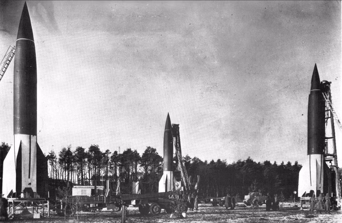 Ngày 27/3/1945, khi đế chế Đức Quốc xã đã gần đến ngày tận số, quân Đức đã bắn đi những quả V-2 cuối cùng tại các bệ phóng đặt gần thành phố La Haye của Hà Lan.