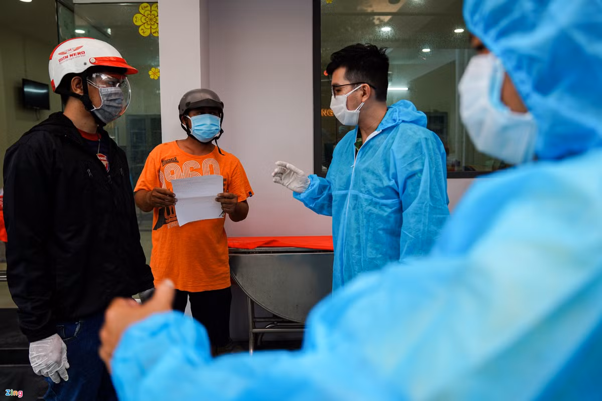 Một số người dân đến tận khu lò thiêu để tìm nhận tro cốt người thân. Tuy nhiên, đại úy Long đã giải thích rõ quy trình nhận tro cốt để người dân hiểu rõ và tuân thủ, tránh sai sót, thiếu hụt khi về đến điểm tập kết.