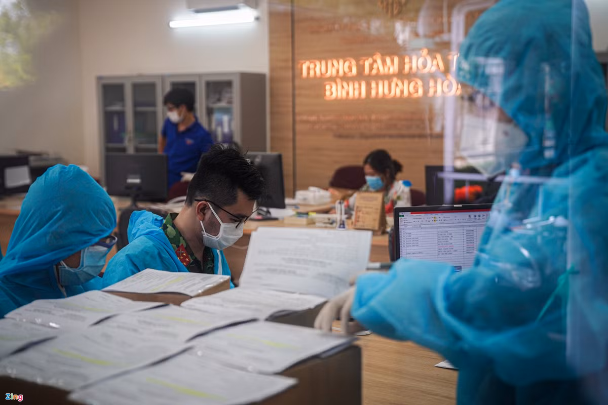 Đại úy Sử Tấn Phi Long, Chính trị viên Đại đội trinh sát đặc nhiệm, Phòng Tham mưu Bộ Tư lệnh TP.HCM, cho biết mỗi ngày sẽ có 2 đợt nhận tro cốt vào 9h và 15h. Công đoạn giao nhận được kiểm tra kỹ để tránh sai sót, đặc biệt là tên của người đã mất.