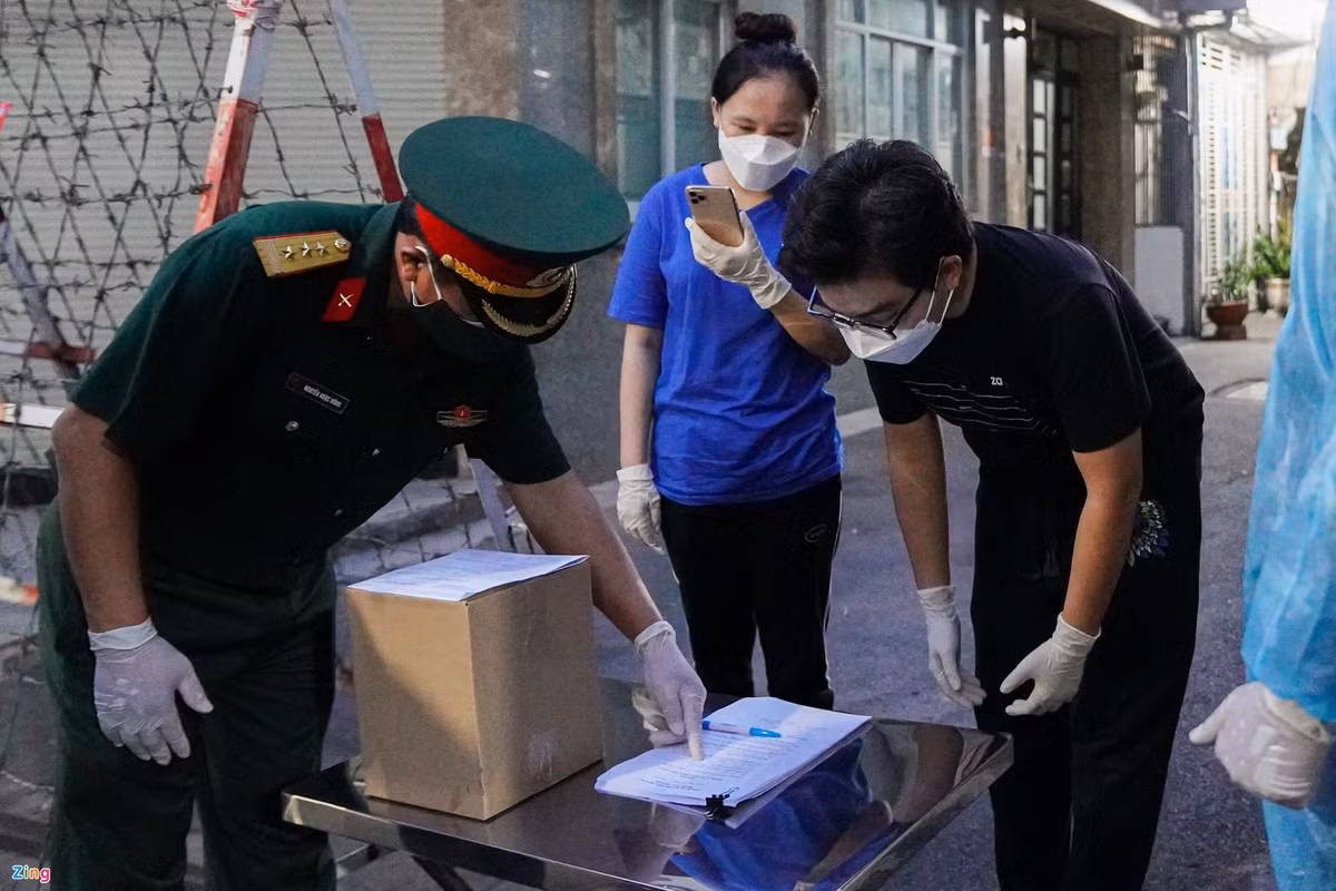 Tại quận 3, các chiến sĩ thuộc Ban chỉ huy quân sự quận sau khi tiếp nhận các hũ cốt từ Bộ Tư lệnh TP, lập tức giao về tận tay gia đình. Người tiếp nhận sẽ xác minh họ tên người mất và ký xác nhận đã bàn giao.