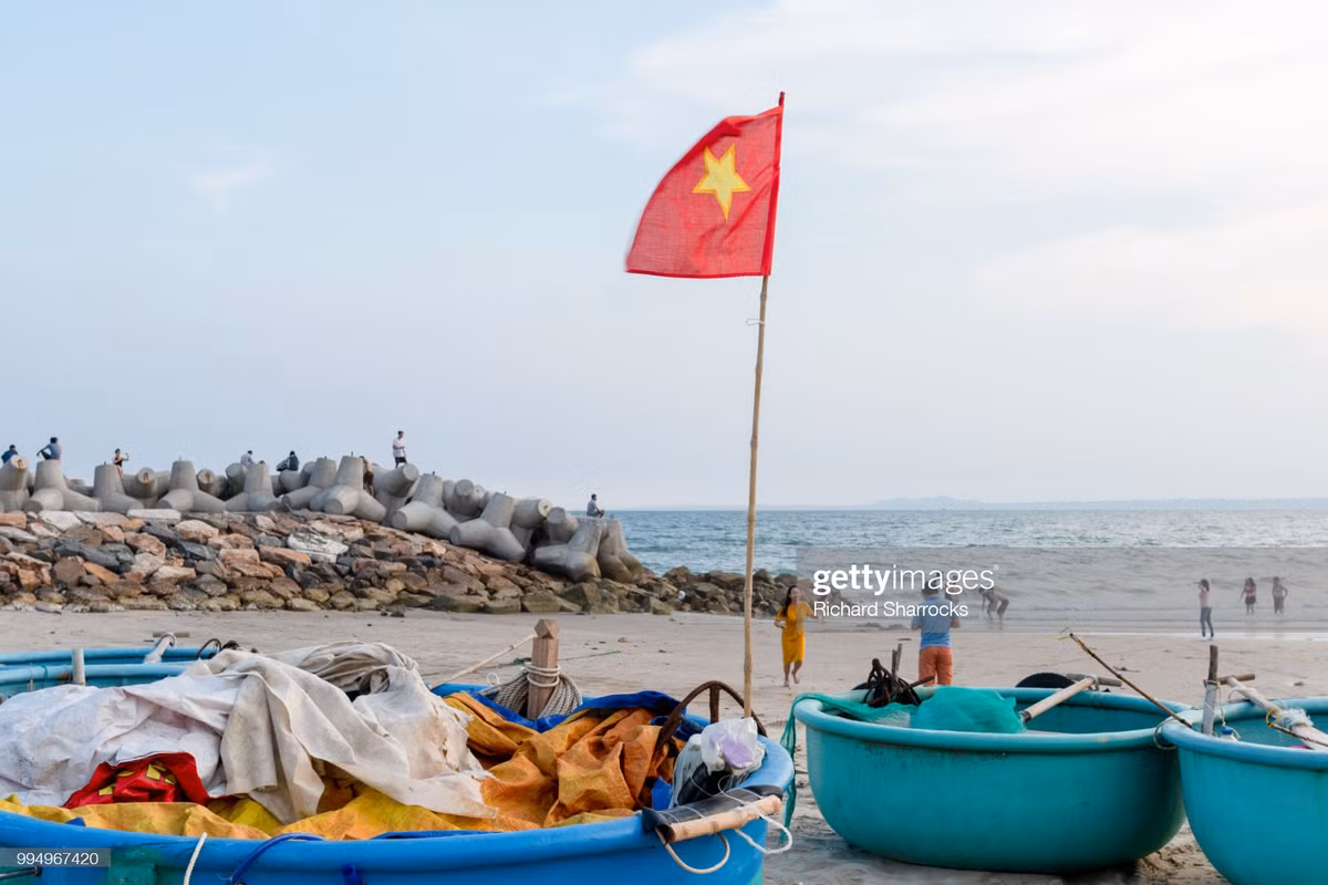 Lá cờ thân thương trên bờ biển Mũi Né, Bình Thuận.