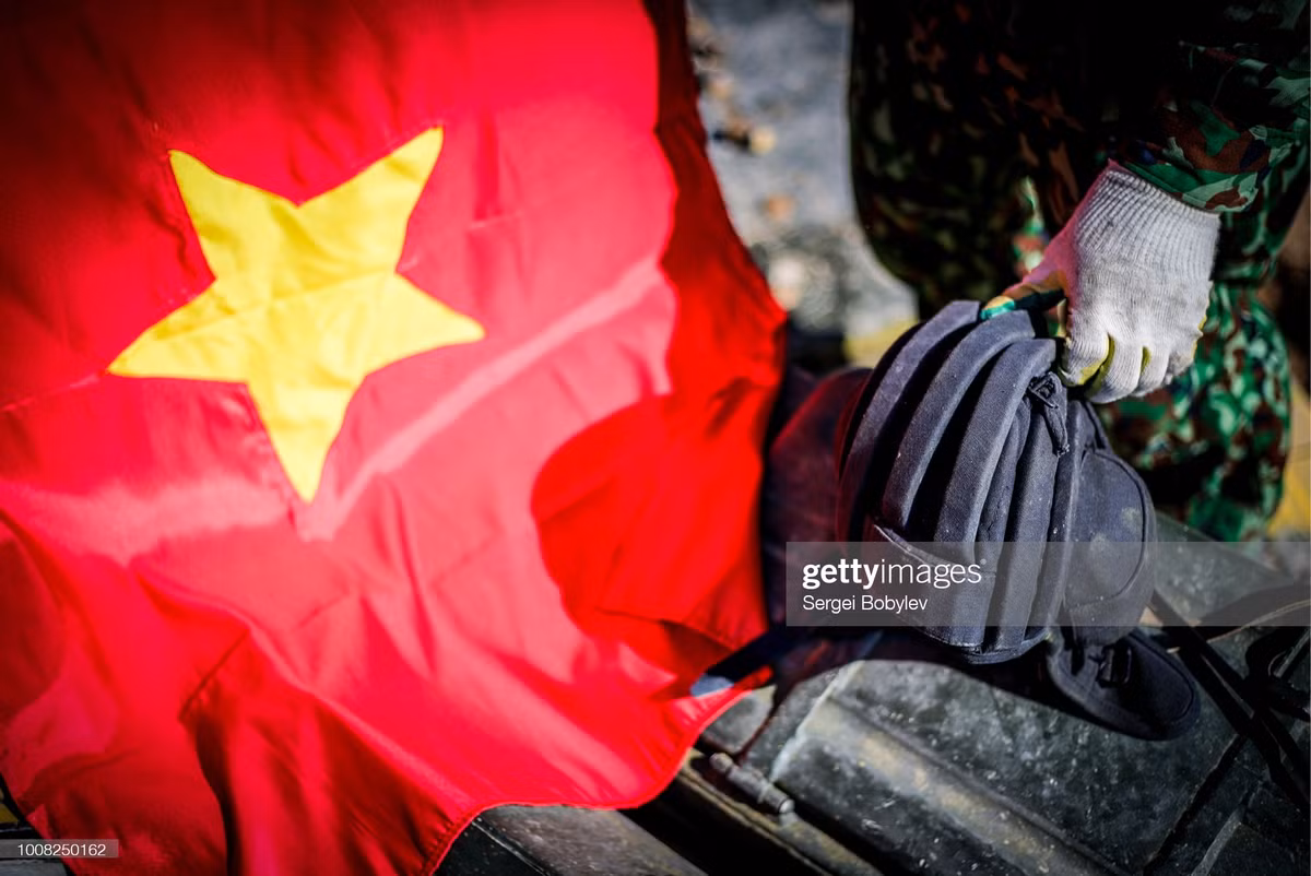 Lá quốc kỳ đồng hành cùng chiến sĩ xe tăng Việt Nam trong Army Games ở Nga năm 2018.