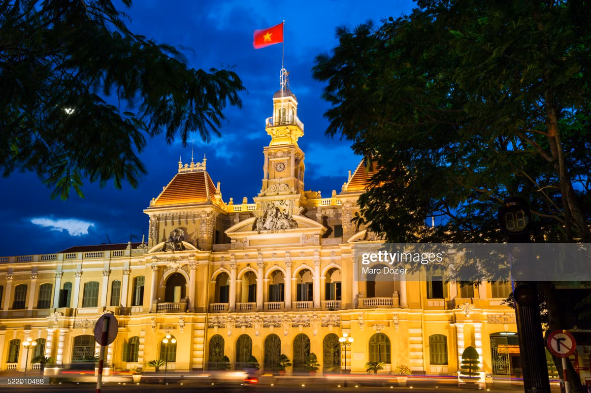 Cờ tổ quốc rực rỡ trên tòa nhà UBND TP. HCM.