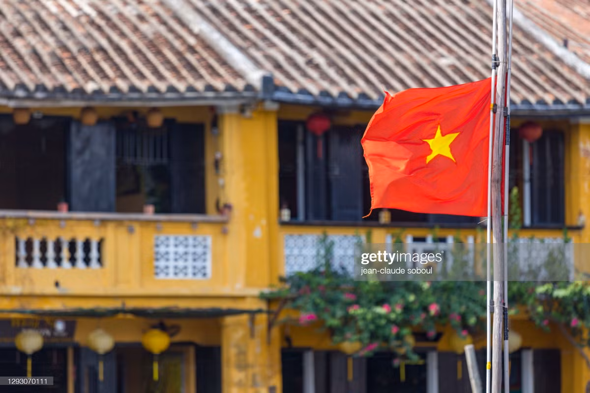 Sắc cờ hồng ở Di sản văn hóa thế giới Đô thị cổ Hội An.
