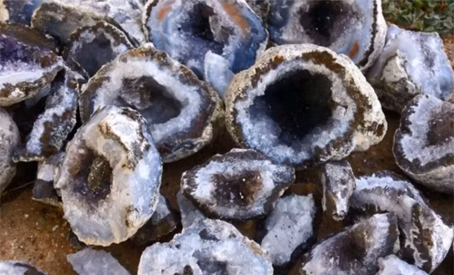 Hai cha con ngây người khi nhìn thấy thứ bên trong đống "trứng đá" - Hình 2 Hai cha con ngay nguoi khi nhin thay thu ben trong dong