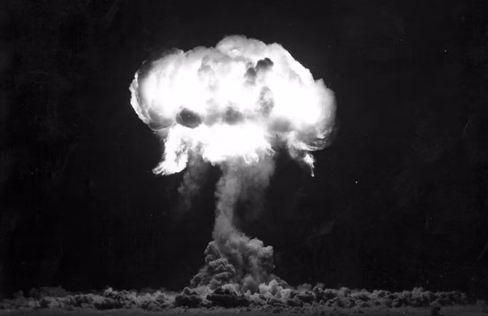 Ngày 16/7/1945, Mỹ đã thử nghiệm thành công quả bom nguyên tử đầu tiên trên thế giới ở gần Alamogordo, New Mexico. Sự kiện này đã mở ra kỷ nguyên vũ khí hạt nhân trong lịch sử quân sự thế giới.
