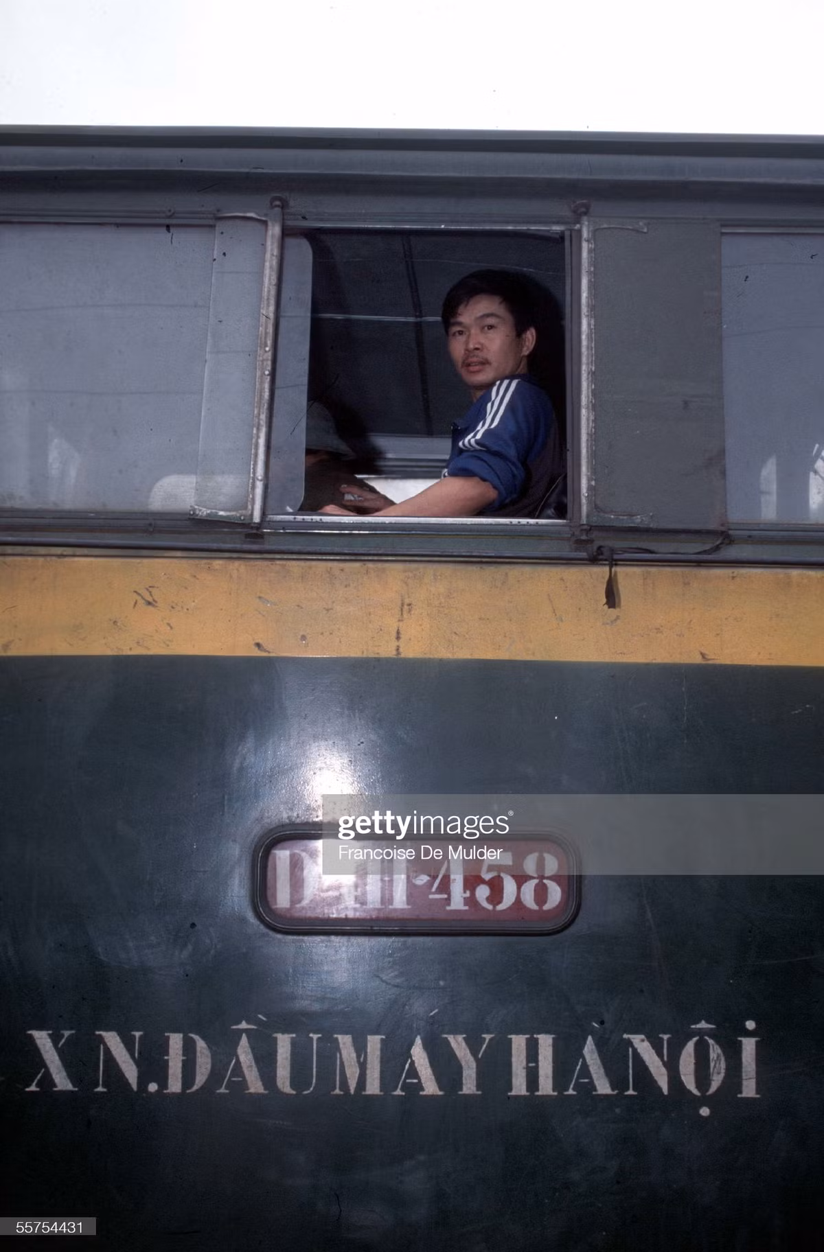 Người lái tàu của đầu máy D411-458, Xí nghiệp Đầu máy Hà Nội, 1995.
