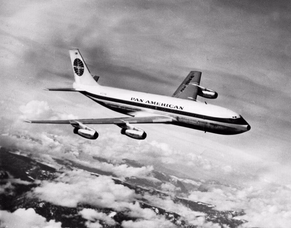 Trước khi xảy ra những sự cố chết chóc, chính nhờ việc Boeing 707 được các hãng hàng không quốc tế ưa chuộng, Boeing đã trở thành nhà sản xuất máy bay lớn nhất thế giới.