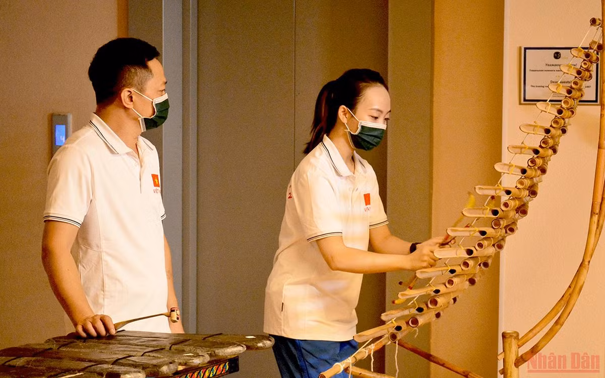 Thầy Nguyễn Xuân Bắc, Chủ nhiệm Khoa Nghệ thuật dân tộc và miền núi (Trường đại học Văn hóa Nghệ thuật Quân đội) hướng dẫn cô học trò cũ Đặng Hương Giang.