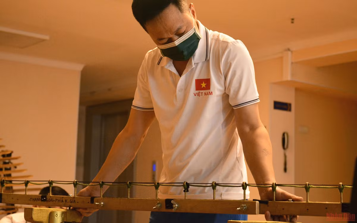 Tiến sĩ, Nghệ sĩ nhân dân Nguyễn Xuân Bắc tự tay lắp ráp "vũ khí hạng nặng" mang theo để tranh tài tại Army Games năm nay.