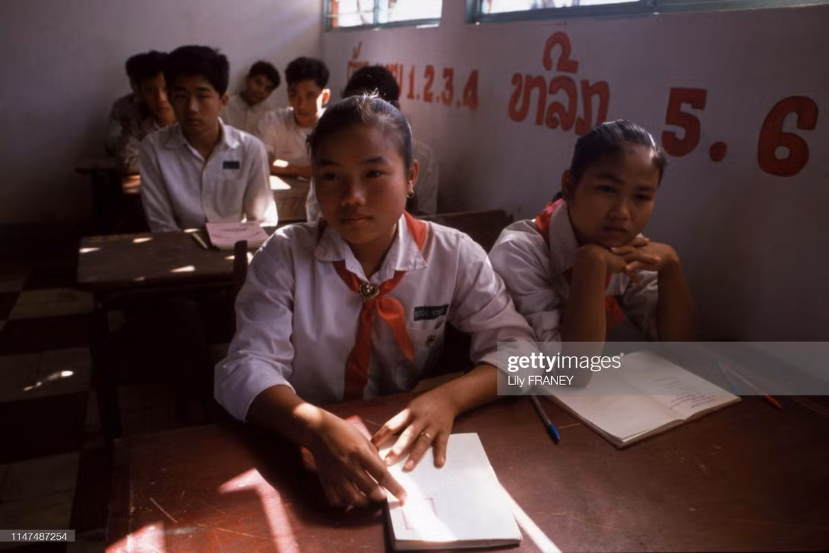 Học sinh tại một trường THCS ở Vientiane, Lào năm 1988.