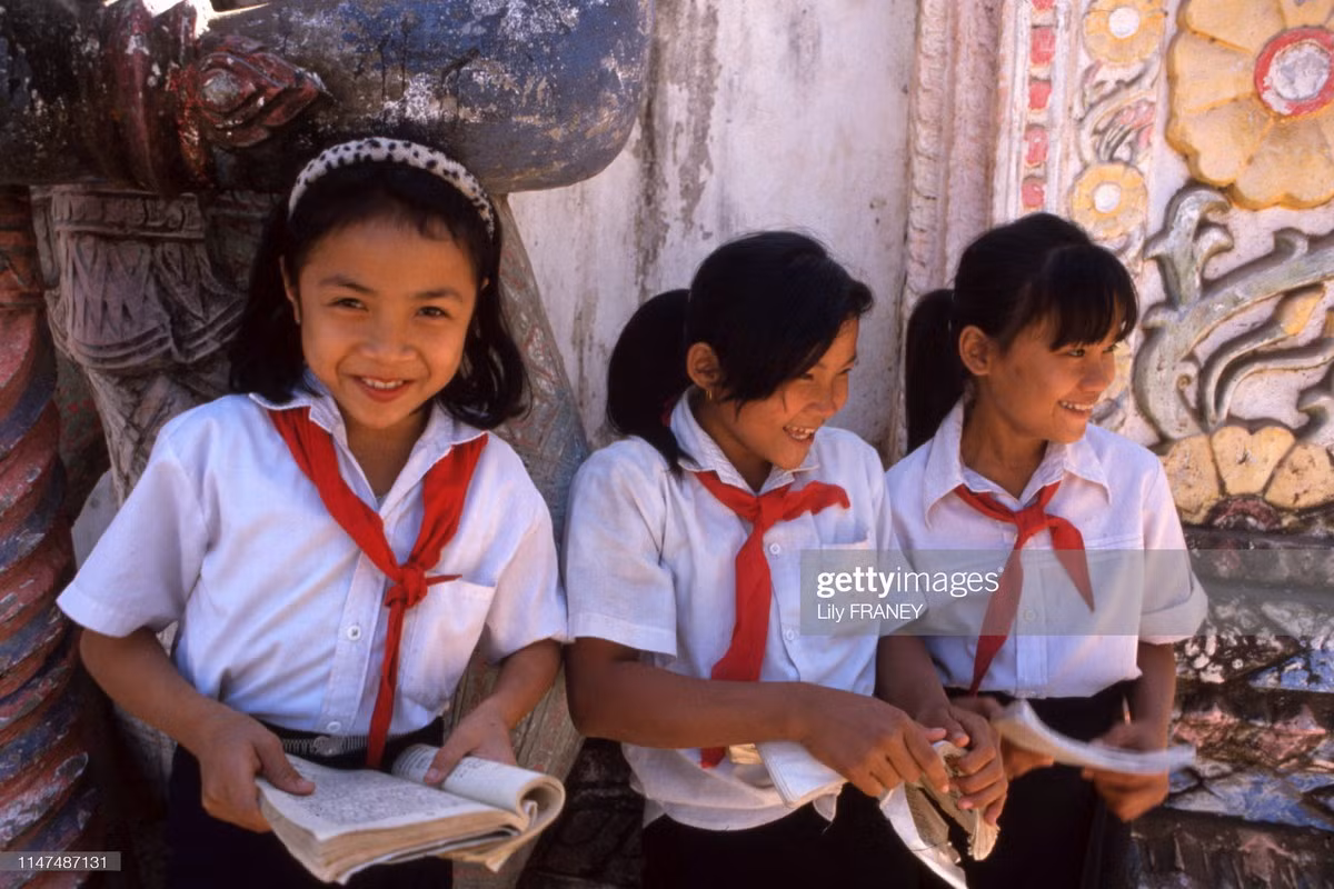 Ba nữ sinh tại một ngôi chùa.