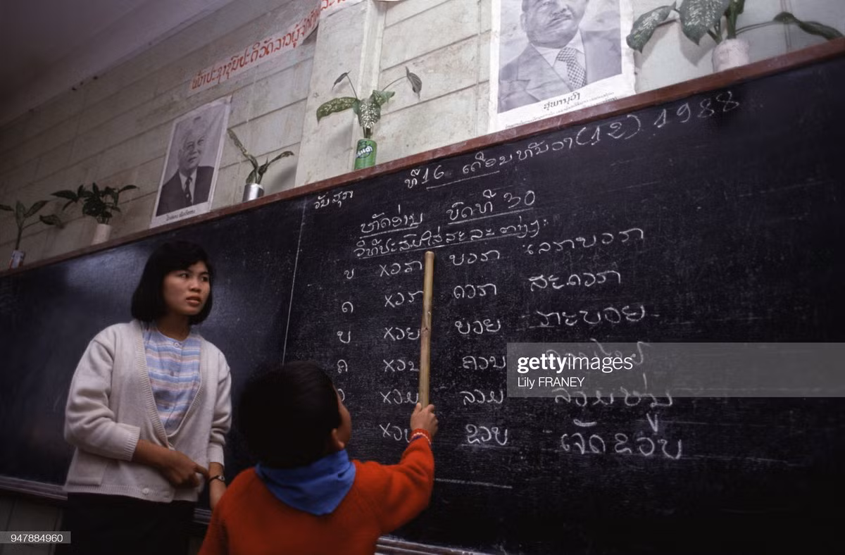 Giáo viên và học sinh tại một lớp tiểu học ở Lào.