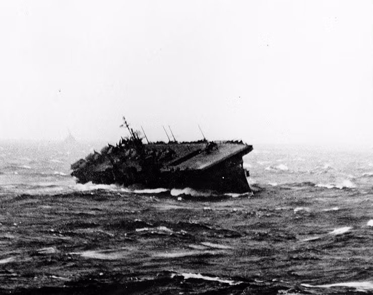 Tổng cộng USS Langley bị trúng bom ba lần, khiến các máy bay trên sàn đáp của nó bốc cháy và bản thân con tàu bắt đầu lật nghiêng, mất khả năng điều hướng.