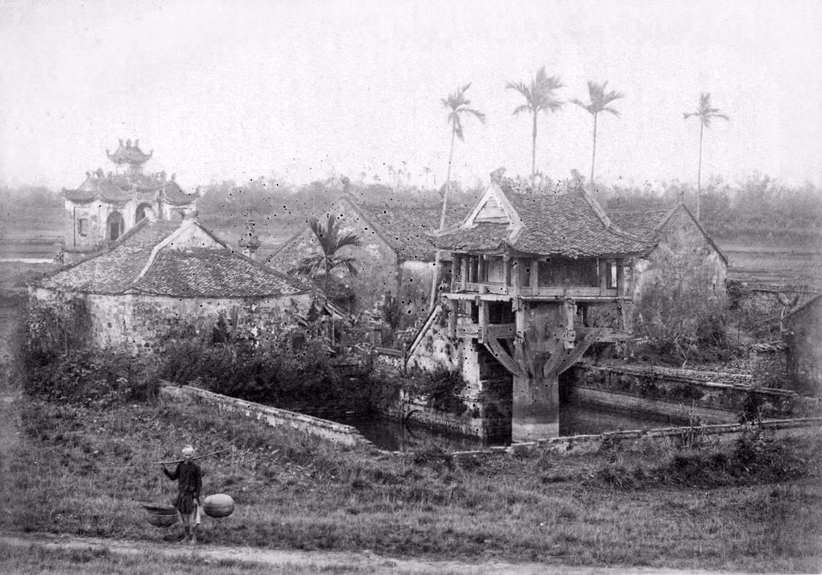 Tòa cảnh chùa Một Cột năm 1885. Thời điểm này cảnh chùa khá hoang tàn, đổ nát.