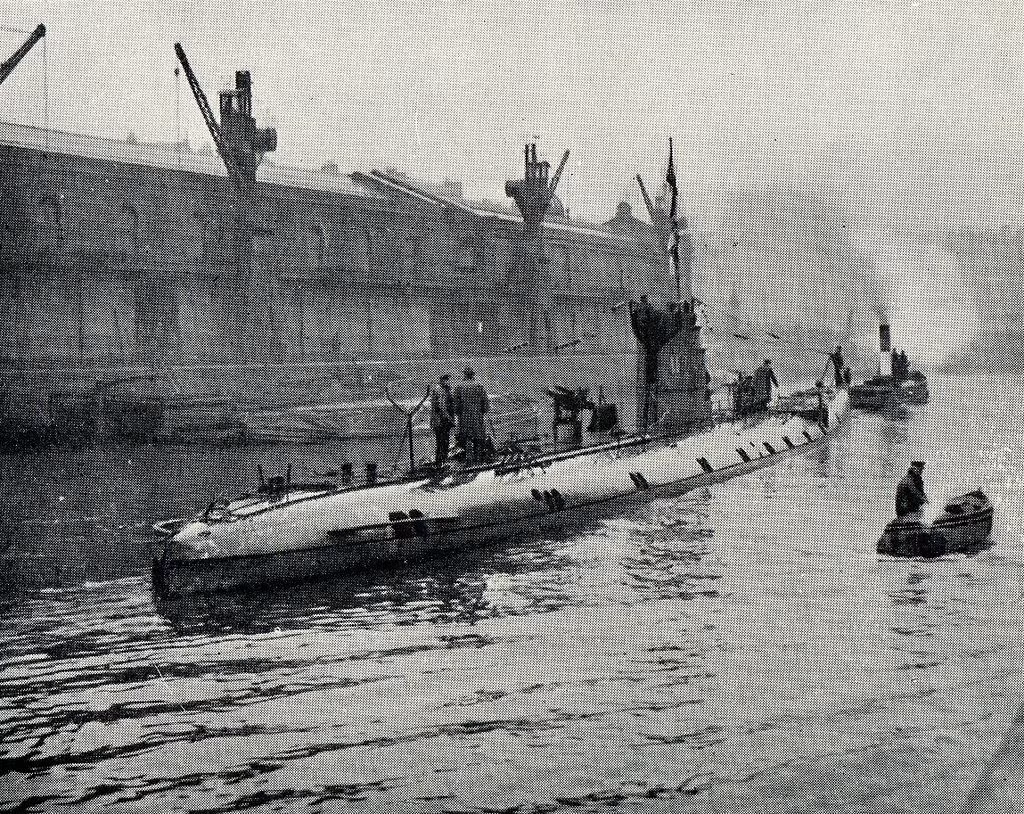 Thảm họa của tàu Lusitania xảy ra trong bối cảnh tàu ngầm U-boat của Đức đã thực hiện nhiều cuộc tấn công nhắm vào các tàu buôn ngoài khơi bờ biển phía Nam Ireland, trong cuộc đối đầu với Anh quốc thời Thế chiến I.