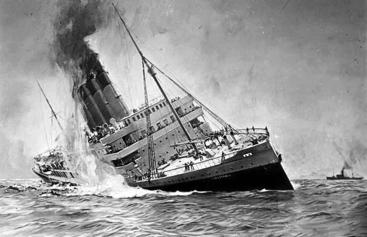 Dù vậy, thuyền trưởng của Lusitania vẫn bỏ ngoài tai những khuyến nghị đó, và lúc 2h12 chiều ngày 7/5/1915, tại Biển Celtic, con tàu nặng 32.00 khổng lồ đã bị trúng ngư lôi vào bên mạn phải.