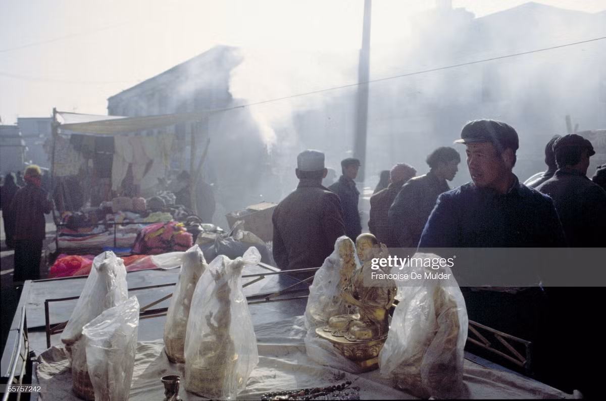 Tượng thờ được bày bán tại một khu chợ ở Lhasa, Tây Tạng năm 1991. Ảnh: Francoise De Mulder/ Getty Images.