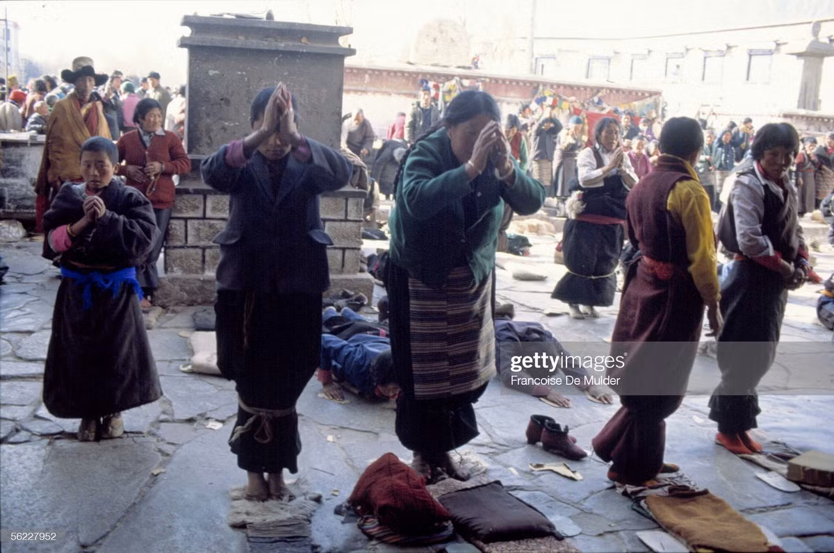 Người hành hương cầu nguyện ở cổng tu viện Jokhang.