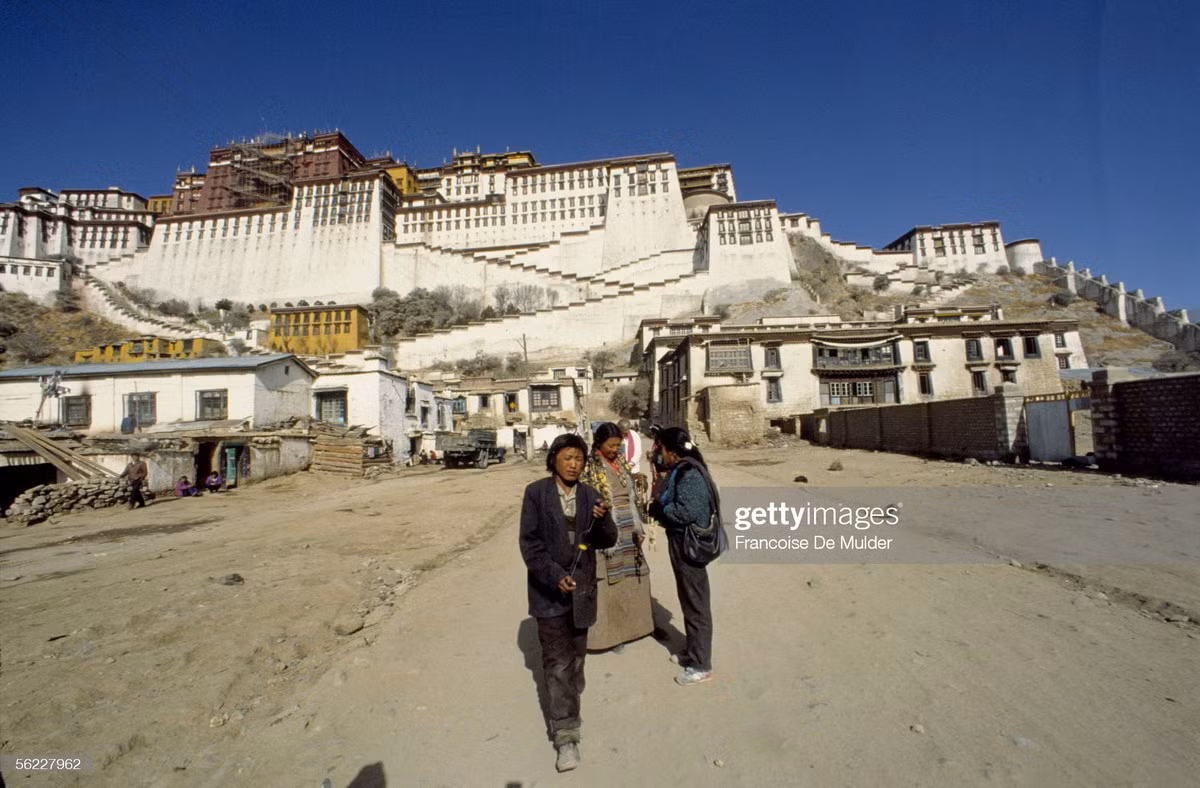 Trên đường vào cung điện Potala.