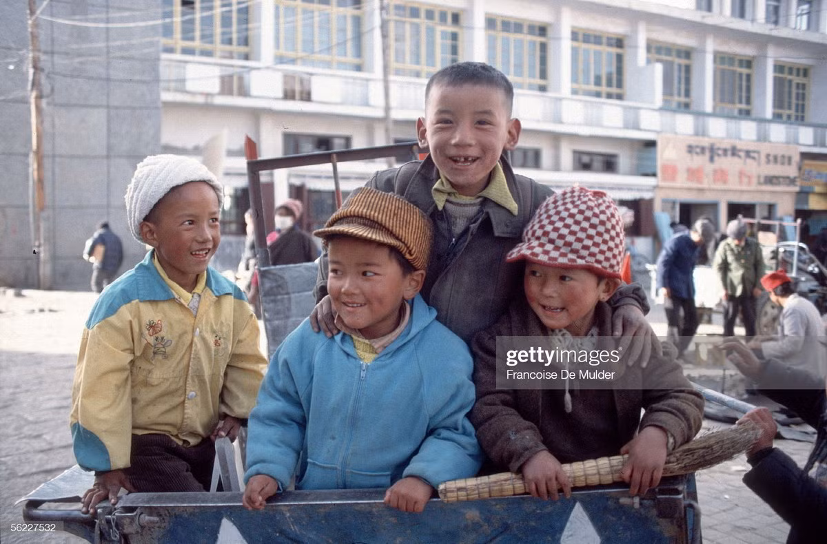 Trẻ em trên đường phố Lhasa.