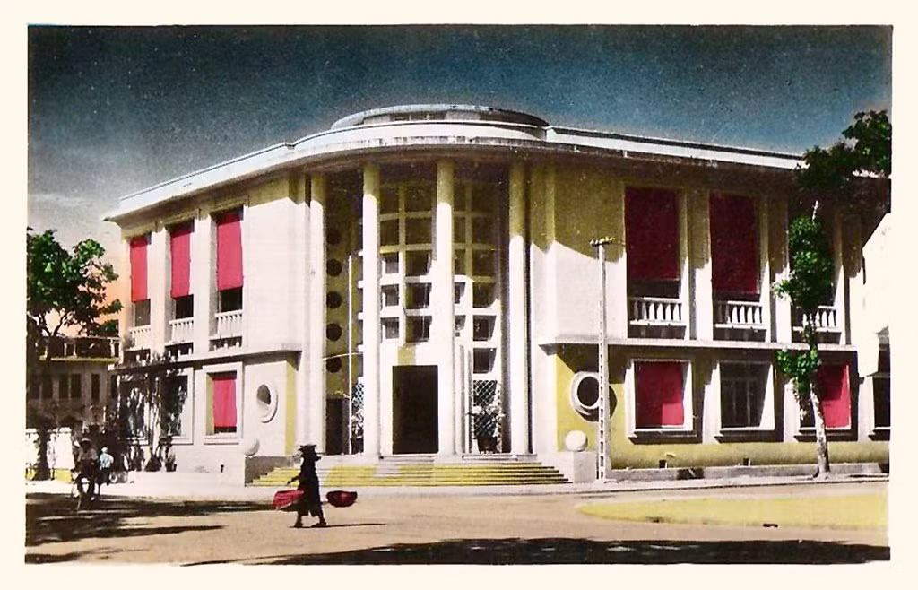 Năm 1943, Sở Bưu điện Hà Nội xây dựng thêm một tòa nhà mới nằm ở góc đại lộ Francis Garnier - phố Fourès (nay là phố Đinh Lễ).