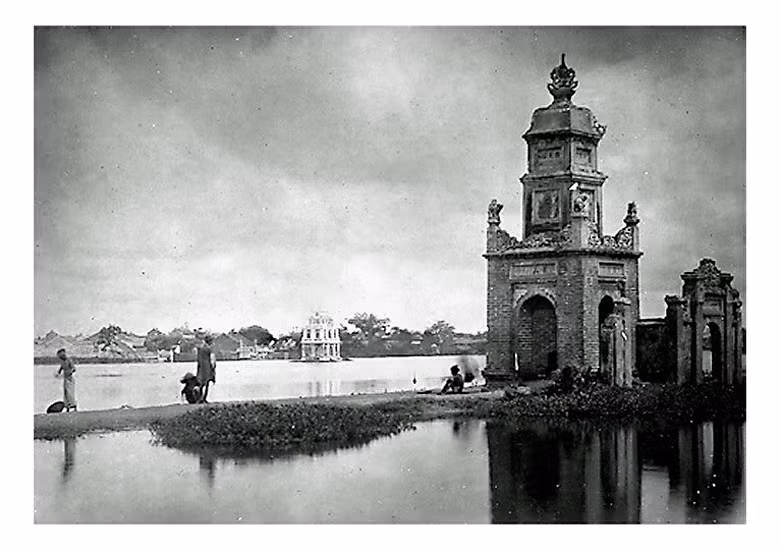  Tháp Hòa Phong bên bờ hồ Gươm, hình ảnh do bác sĩ Charles-Édouard Hocquard (1853–1911) chụp khoảng năm 1884-1885.