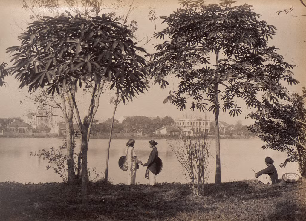Bên bờ hồ Hoàn Kiếm, Hà Nội thập niên 1890. Nhà thờ Lớn (xây năm 1884-1886) nằm bên kia bờ hồ, góc trái. Ảnh: Bunum.univ-cotedazur.fr.