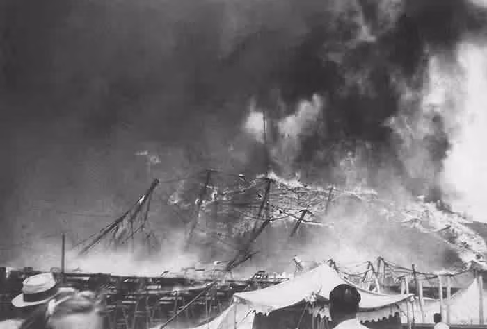 Vào ngày 6/7/1944, tại Hartford, tiểu bang Connecticut, Mỹ, một đám cháy bùng phát trong túp lều lớn nhất của một rạp xiếc, gây ra hậy quả vô cùng thảm khốc về nhân mạng.