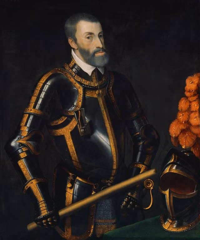 Vua Inca đã gặp Vicente de Valverde, một thầy dòng đi cùng đoàn với Pizarro. Trong khi người của Pizarro nấp ở ngoài, Valverde đã thúc giục Atahualpa cải đạo và chấp nhận Charles V làm vua của mình.