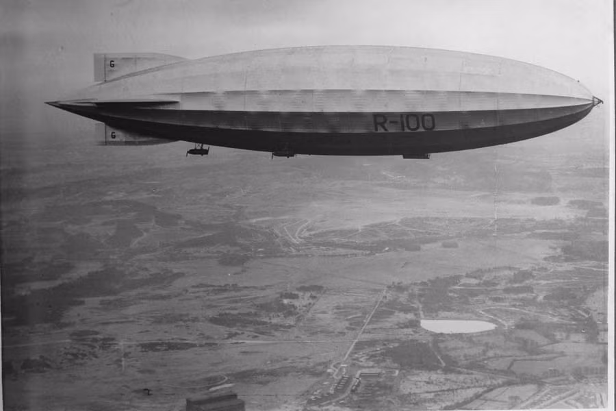 Một trong những phi công lái Zeppelin nổi tiếng nhất là Heinrich Mathy. Vào ngày 8/9/1915, Mathy đã thả bom xuống khu vực Aldersgate, gây ra thiệt hại lớn vì hỏa hoạn và giết chết 22 người.