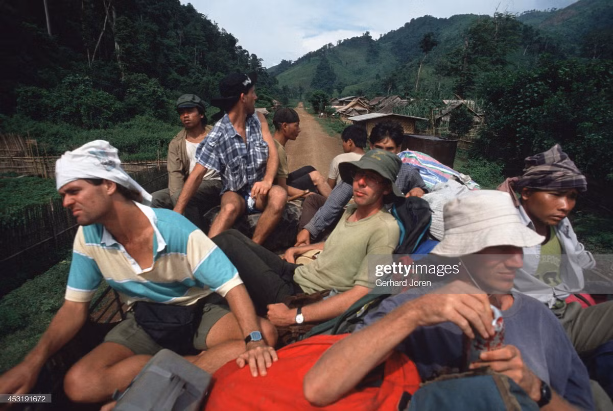 Những vị khách phương Tây trải nghiệm hành trình đến Luang Prabang trên thùng xe tải.