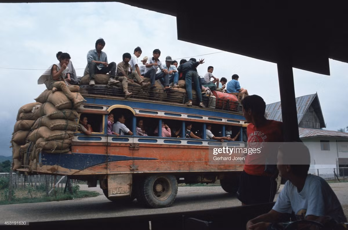 Xe khách tuyến Vientiane - Luang Prabang đi qua Vang Vieng.