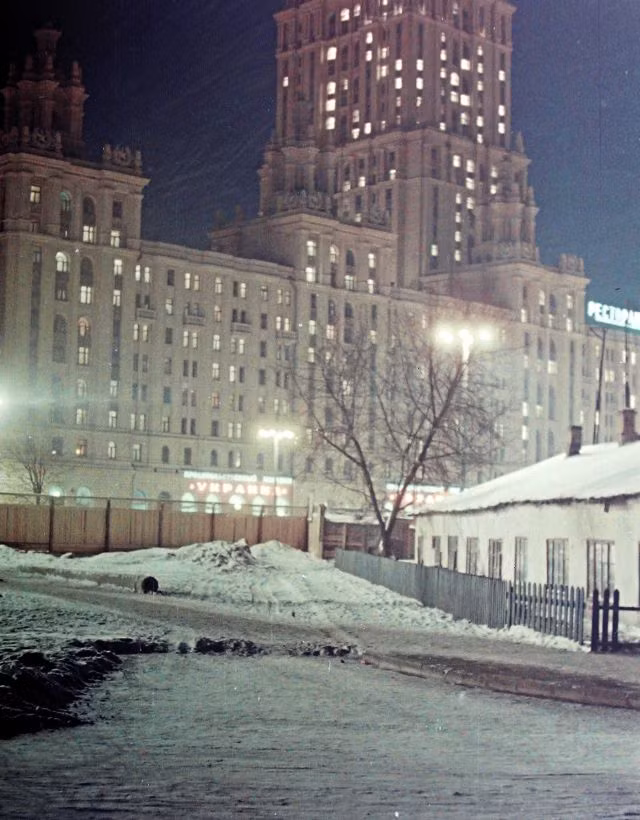 Khách sạn Ukraine ở Moscow buổi tối.