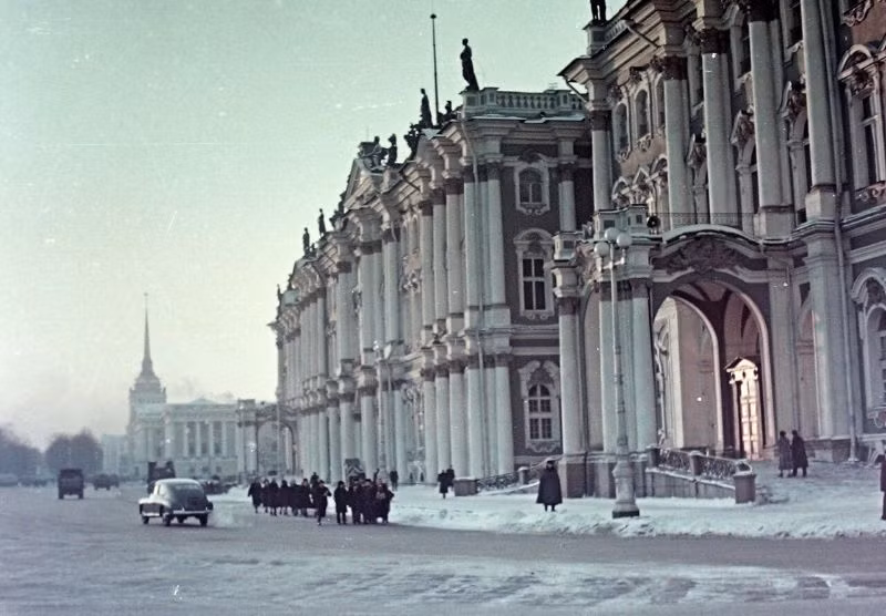 Bên ngoài Bảo tàng Hermitage, một trong những bảo tàng lớn nhất thế giới ở Leningrad.