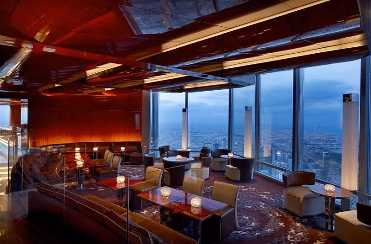 Nhà hàng At.mosphere nằm trên tầng 22 của tòa nhà Burj Khalifa cao nhất thế giới sẵn sàng phục vụ bạn một bữa ăn hoàn hảo với súp gà lôi, hạt dẻ, tôm hùm và nhiều đồ uống hảo hạng chỉ với giá 161 USD.