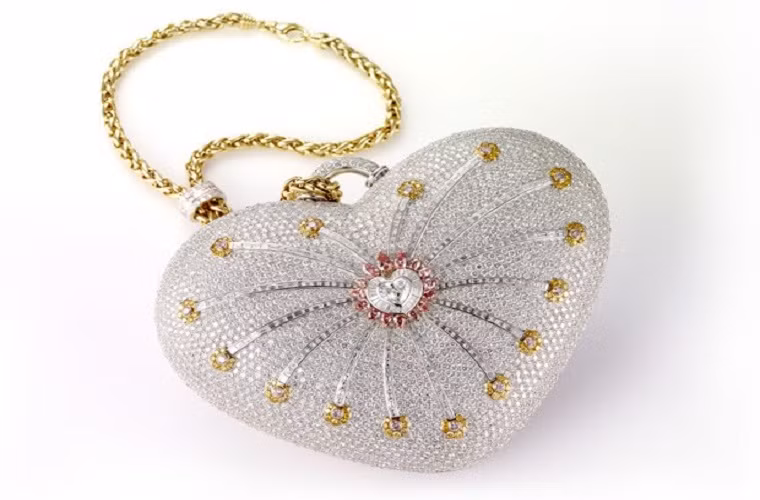 Chiếc túi làm từ 18 carat vàng và hơn 4 nghìn viên kim cương 382 carat do bởi nhà kim hoàn nổi tiếng Mouawad thiết kế trong 8.800 giờ để hoàn thành. Chiếc túi được coi là kiệt tác thôi miên khách hàng về vẻ sang trọng và quý phái bậc nhất thế giới.