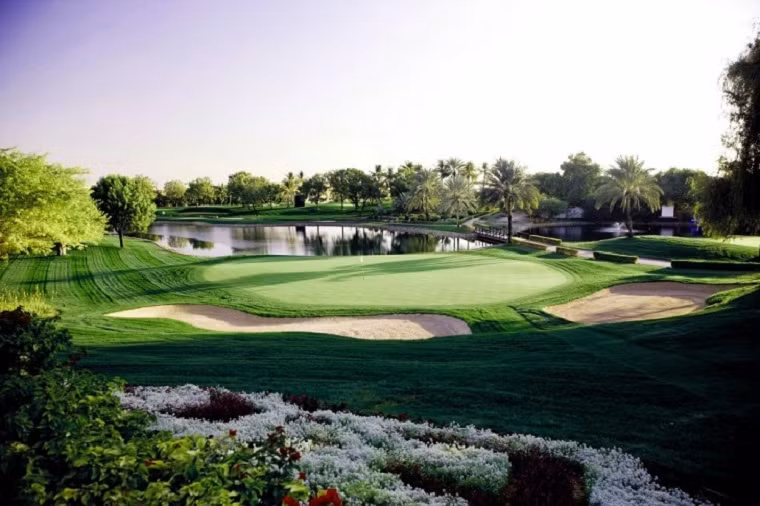 Sân golf Majlis là nơi ưa thích của những tay golf chuyên nghiệp. Sân golf đầy đủ tiện nghi, phong cảnh tuyệt đẹp với 18 lỗ golf hoàn hảo. Giá vé để thỏa mình thư giãn 1 ngày nơi đây là 271 USD.