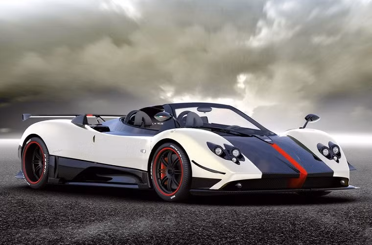 Chỉ 5 chiếc Zonda Cinque Roadster do hàng Pagani sản xuất thủ công có mặt tại thị trường Châu Âu. Sử dụng động cơ V12 mạnh mẽ, thân xe thiết kế những đường cong mềm mại lấy cảm hứng hình dạng của tên lửa phủ lớp sơn màu đỏ tươi sẽ là sự lựa chọn hoàn hảo cho ai sẵn sàng chi 1.85 triệu USD sở hữu nó.