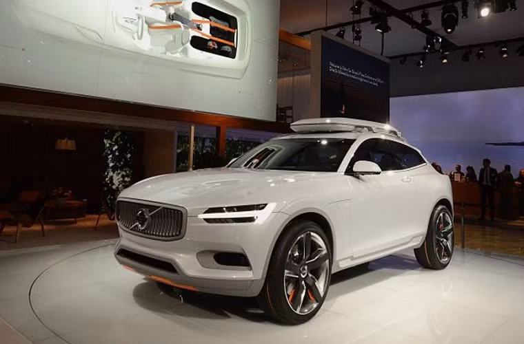 Volvo XC Coupe đến từ Thụy Điển lạ mắt với "đôi mắt" híp và dài ở mũi xe, dàn chở hàng và đuôi xe thon gọn.