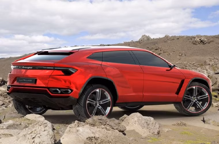 Giá chiếc xe bán ra thị trường ước tính khoảng 200 ngàn USD. CEO của Lamborghini, ông Stephan Winkelmann, chia sẻ sự kỳ vọng của hãng về sự thành công của dòng xe mới này.