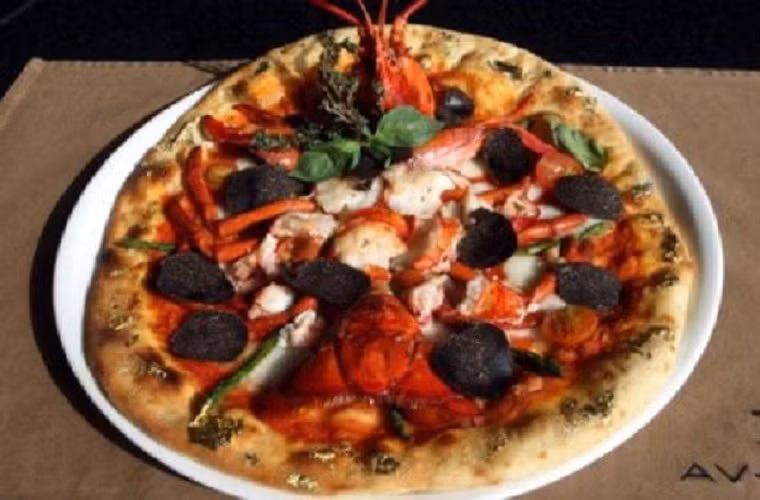 Chiếc Pizza đắt đỏ nhất được bán tại quán Avenue Café, trung tâm thương mại Dubai do đầu bếp nổi tiếng Fabrizio Pellegrin làm với thịt, tôm, cà chua anh đào, nấm cục, măng tây và vàng thật. Giá của nó lên tới 120 USD.